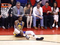 Golden States Superstar Kevin Durant gab nach einmonatiger Verletzungspause sein Comeback - und verletzte sich erneut. Der zehnfache All-Star, der die Warriors zuletzt zweimal in Folge zum NBA-Titel geführt hatte, griff sich im zweiten Abschnitt nach einem Misstritt an die rechte Wade (Bild: KEYSTONE/EPA/LARRY W. SMITH)