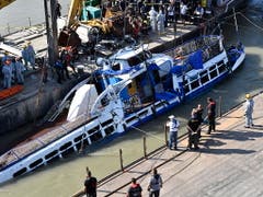 Mit vier Leichen an Bord geborgen: Das gekenterte Ausflugsschiff in der Donau in Budapest. (Bild: KEYSTONE/EPA MTI/ZOLTAN MATHE)