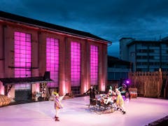 Das Leben spielt auf einem rutschigen Boden: Die Freilichtspiele Luzern lassen die Shakespeare-Komödie «Was ihr wollt» auf einem Plastikeisfeld im Industrieareal spielen. (Bild der Hauptprobe) (Bild: KEYSTONE/ALEXANDRA WEY)