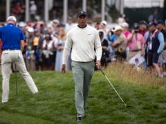 Schon auf der Trainingsrunde scharen sich die Fans um Tiger Woods (Bild: KEYSTONE/EPA/ETIENNE LAURENT)