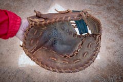 Handschuh: Alle Spieler der Feldmannschaft tragen einen Lederhandschuh – um den Ball zu fangen oder aufzunehmen. Der Schlagmann trägt in der Regel dünne Lederhandschuhe, um einen besseren Griff zu haben – und zur Blasenvermeidung.