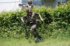 Ein WK-Soldat beim Gefechtskampf. (Bild: Eveline Beerkircher, Walenstadt, 12. Juni 2019)