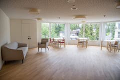 Grosszügige Aufenthaltsräume hat es auf jeder Etage.