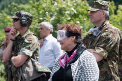 Kantonsratspräsidentin Hildegard Meier-Schöpfer verfolgt die Einsatzübung. (Bild: Eveline Beerkircher, Walenstadt, 12. Juni 2019)