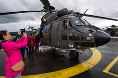 Michaela Tschuor-Naydowski, Gemeindepräsidentin von Wikon, macht ein Foto eines Super Pumas. (Bild: Eveline Beerkircher, Emmen, 12. Juni 2019)