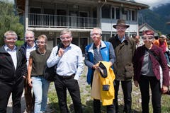 Truppenbesuch mit Schutzbrille (von links): die Nidwaldner Regierungsräte Sepp Niederberger, Joe Christen, Karin Kayser, Res Schmid, die beiden Luzerner Regierungsräte Paul Winiker und Reto Wyss sowie Michèle Blöchliger. (Bild: Eveline Beerkircher, Walenstadt, 12. Juni 2019)