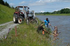 Der Stamm wird am Traktor angebunden. (Bilder: Hans Jakob Reich)