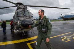 Kurt Heiniger, einer von drei Helikopter-Piloten, weist die Gäste ein. (Bild: Eveline Beerkircher, Emmen, 12. Juni 2019)