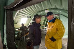 Karin Kayser und Paul Winiker unterhalten sich in der mobilen Einsatzleitzentrale. (Bild: Eveline Beerkircher, Walenstadt, 12. Juni 2019)