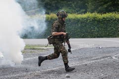 Einsatzübung der WK-Soldaten mit Rauchpetarden. (Bild: Eveline Beerkircher, Walenstadt, 12. Juni 2019)