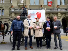 Leben in sozialer Unsicherheit soll für Bäuerinnen bald passé sein: Philippe Jobin, SVP-Kantonsrat VD, Nationalrat Carlo Sommaruga, SP/GE, Anne Challandes, Präsidentin SBLV, Christine Badertscher, SWISSAID, und Markus Allemann, Direktor SWISSAID (von links), lancierten in Bern den Bäuerinnen-Appell. (Bild: KEYSTONE/ANTHONY ANEX)