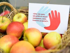 Postkarten und Äpfel für die Passanten zur Lancierung des Bäuerinnen-Appells am Mittwoch in Bern. (Bild: KEYSTONE/ANTHONY ANEX)