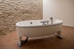 Die Zimmer verfügen nur über Duschen, fürs Baden ist eine extra grosszügige Nasszelle mit freistehender Wanne eingerichtet.