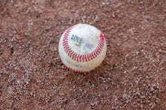 Baseball: Der zwischen 142 bis 149 Gramm wiegende Ball ist von zwei weissen Lederstücken umhüllt, die mit roten Fäden zusammengenäht sind. Sein Inneres ist aus einem Korkkern und einem äusserst dicht darum gewickelten Faden zusammengesetzt.