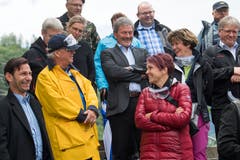 Sie besuchten die Truppe: Oliver Imfeld, SVP-Gemeinderatskandidat aus Horw, SVP-Regierungsrat Paul Winiker aus Luzern, SVP-Regierungsrat Res Schmid aus Nidwalden, die Nidwaldner Regierungsrätin Michèle Blöchliger, Rechtsanwältin Doris Russi Schurter und der Nidwaldner Regierungsrat Sepp Odermatt. (Bild: Eveline Beerkircher, Walenstadt, 12. Juni 2019)