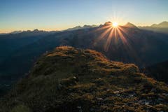 Um 05:00 Uhr früh war der Startschuss für unsere Stirnlampenwanderung auf den Hoch Geissberg, welcher vom Grössten Teil des Urner Talbodens sichtbar ist. Um 07:30 Uhr erreichten wir den Gipfel und frohren noch eine halbe Stunde (trotz vielen Kleiderschichten), bis endlich die wärmende Sonne zwischen dem Grossen und dem Kleinen Windgällen aufging. (Bild: Urs Furrer, Hoch Geissberg, 14. Oktober 2018)