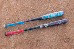 Schläger: Der Baseballschläger ist aus Holz oder Composite. Er ist in der Regel 800 bis 1000 Gramm schwer und misst maximal knapp 107 cm.