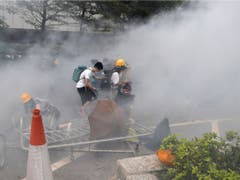 Die Polizei geht mit Pfefferspray und Wasserwerfern gegen die Protestanten vor. (Bild: Keystone/AP/KIN CHEUNG)