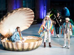 Viola wird in einer grossen Muschel aus dem Meer gerettet: Szene von «Was ihr wollt» der Freilichtspiele Luzern, das am Dienstag Premiere hatte. (Bild der Hauptprobe) (Bild: KEYSTONE/ALEXANDRA WEY)