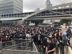 Tausende Demonstranten haben am Mittwochmorgen den Hongkonger Legislativrat belagert, um gegen das geplante Gesetz für Auslieferungen nach China zu protestieren. (Bild: KEYSTONE/AP/KIN CHEUNG)