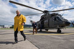 Paul Winiker steigt aus dem Super Puma aus. (Bild: Eveline Beerkircher, Emmen, 12. Juni 2019)
