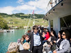 Die SP-Fraktion mit ihrem Präsidenten Roger Nordmann (Mitte) am Mittwoch auf ihrem Ausflug. (Bild: Keystone/JEAN-CHRISTOPHE BOTT)