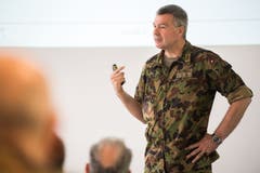 Divisionär Hans-Peter Walser informiert die Delegation über den Zustand der Armee. (Bild: Eveline Beerkircher, Walenstadt, 12. Juni 2019)