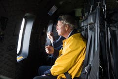 Paul Winiker nimmt im Super Puma Platz. (Bild: Eveline Beerkircher, Walenstadt, 12. Juni 2019)