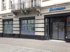 Und in den vergangenen Tagen ist bereits etwas gegangen. Erste Anzeichen für den Start des Umbaus der alten Apotheke in eine Bankfiliale? (Bild: Reto Voneschen - 11. Juni 2019)