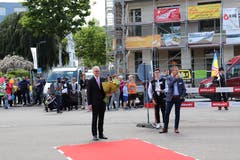 Elmar Metzger, Gemeindepräsident von Flawil, erwartet den höchsten St. Galler am roten Teppich.