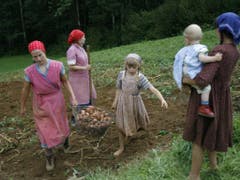 Das Mittelalter ist vorbei: Bäuerinnen wollen endlich sozial abgesichert sein für ihre massgebliche Arbeit in den landwirtschaftlichen Betrieben. Mit dem am Mittwoch in Bern lancierten Bäuerinnen-Appell setzen sie Druck auf. (Bild: KEYSTONE/URS FLUEELER)