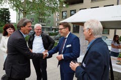 Willkommensgruss unter Ständeräten: Paul Rechtseiner (SP, links) und Benedikt Würth (CVP), der bis Ende Jahr auch als Regierungsrat im Amt bleibt.