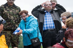 Armin Hartmann, SVP-Kantonsrat und Gemeindeammann von Schlierbach, beim Anprobieren der Schutzbrille. (Bild: Eveline Beerkircher, Walenstadt, 12. Juni 2019)