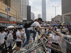 Die Protestanten errichten Strassenbarrikaden und blockieren wichtige Verkehrsadern in Hongkong. (Bild: Keystone/AP/KIN CHEUNG)