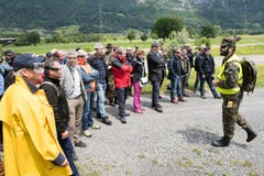 Chef-Regisseur Simon Bieri erklärt der Delegation, wie die Übung abläuft. (Bild: Eveline Beerkircher, Walenstadt, 12. Juni 2019)