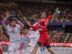 Auch die 15 Tore von Teamleader Andy Schmid (am Ball) konnten die Heimniederlage der Schweizer Handballer gegen Kroatien nicht verhindern (Bild: KEYSTONE/URS FLUEELER)