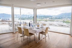 Haus Pilatus: Der Seminarraum mit Dachterrasse und freier Sicht auf See und Berge. (Bilder: Nadia Schärli, Luzern, 12. Juni 2019)