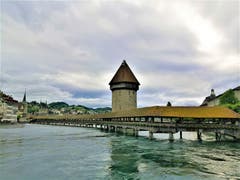 Wolkenverhangener Himmel über der Kapellbrücke Luzern. (Bild: Urs Gutfleisch, Luzern, 12. Juni 2019)