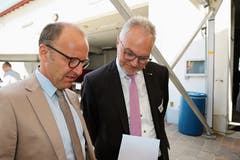 Diskret im Hintergrund alles im Griff: Die Organisatoren und Gastgeber Schulratspräsident Christoph Ackermann (links) und Gemeindepräsident Elmar Metzger.