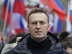 Der russische Oppositionsführer Alexej Nawalny - hier bei einer Demonstration für den erschossenen Oppositionellen Boris Nemzow im Februar - ist erneut festgenommen worden. (Bild: Keystone/AP/PAVEL GOLOVKIN)