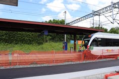 Daniel Baumgartner kommt mit einem dekorierten Extrazug in Flawil an.