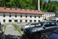 Beim Museum selbst gibt es genügend Parkplätze.