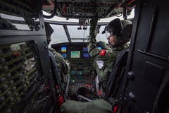Im Super Puma geht es von Emmen nach Walenstadt. Pilot Christian Schnyder schaut zum Rechten. (Bild: Eveline Beerkircher, Walenstadt, 12. Juni 2019)