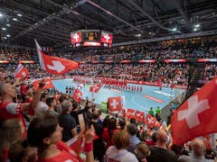 Tolle Kulisse: 6135 Zuschauer feuerten die Schweizer Handball-Nationalmannschaft bei ihrem Heimspiel in der Zuger Eishockey-Arena an (Bild: KEYSTONE/URS FLUEELER)