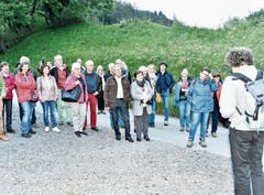 Auf dem Weg zur Burg hören die Gäste den Ausführungen von This Isler aufmerksam zu.