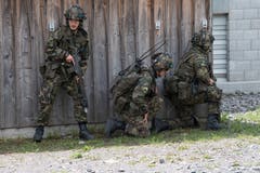 WK-Soldaten müssen das Dorf erobern. (Bild: Eveline Beerkircher, Walenstadt, 12. Juni 2019)