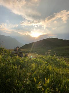 Letzten Sonnenstrahlen vor dem Gewitter. (Bild: Melanie Tresch, Silenen, 13. Juni 2018)
