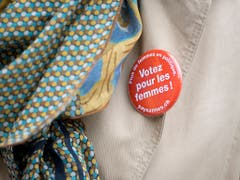 Trotz vielen Diskussionen über die Belange der Frauen in diesen Tagen werden sie oft vergessen: Bäuerinnen und Swissaid haben in Bern den Bäuerinnen-Appell lanciert. Dieser verlangt die soziale Absicherung der in landwirtschaftlichen Betrieben tätigen (Ehe)Frauen. (Bild: KEYSTONE/ANTHONY ANEX)