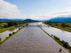 Hochwasser im Rhein, aufgenommen am Mittwoch in Widnau. (Bild: Keystone/GIAN EHRENZELLER)