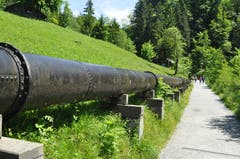 Während des gesamten Weges über die Rappenlochschlucht folgt man diesem Wasserrohr.